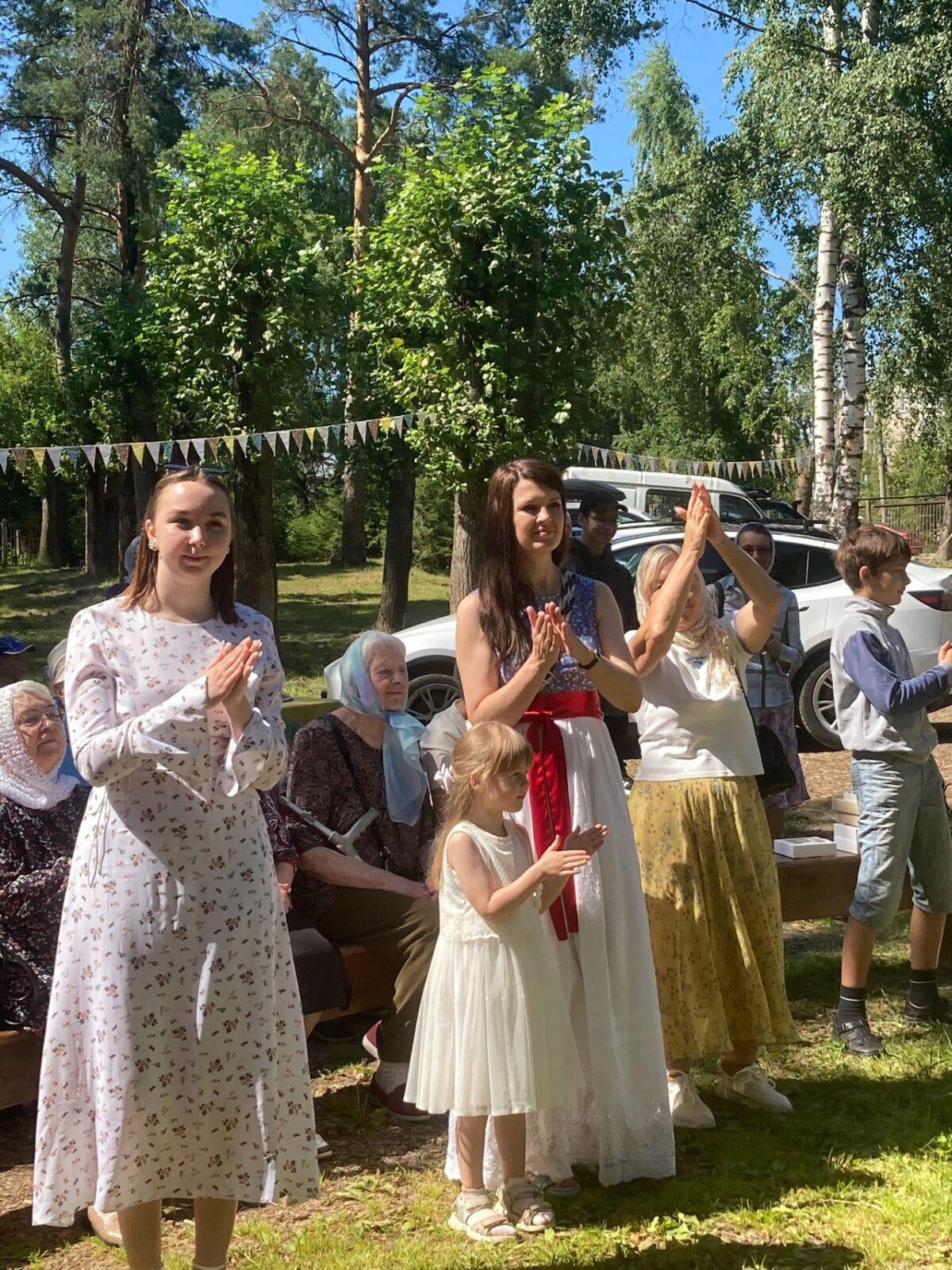Русский хоровод тоже поводили с удовольствием!