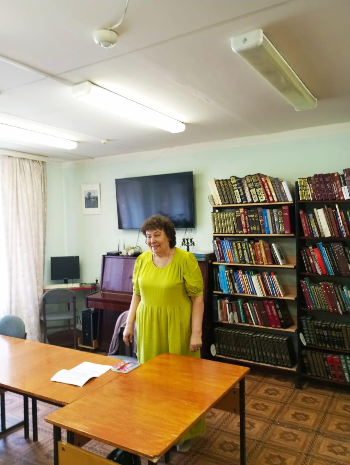 Пом. настоятеля Щелчкова Т.А посетила библиотеку «Благовест».