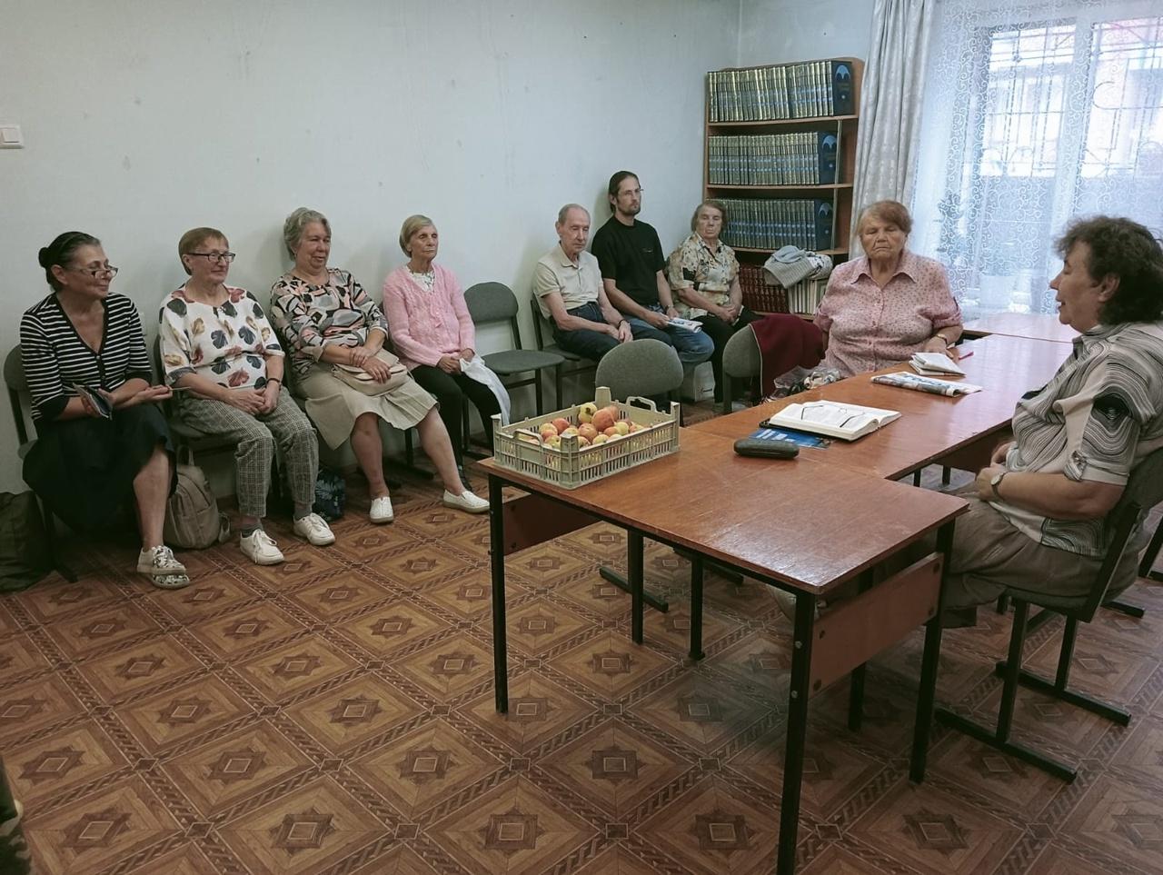Пом. настоятеля Щелчкова Т.А посетила библиотеку «Благовест».
