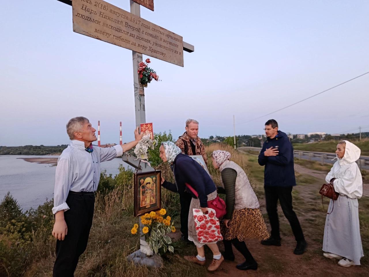 Молебен у поклонного креста!