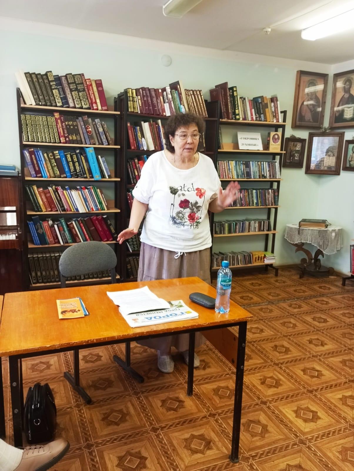 Пом. настоятеля Щелчкова Т.А посетила библиотеку «Благовест».