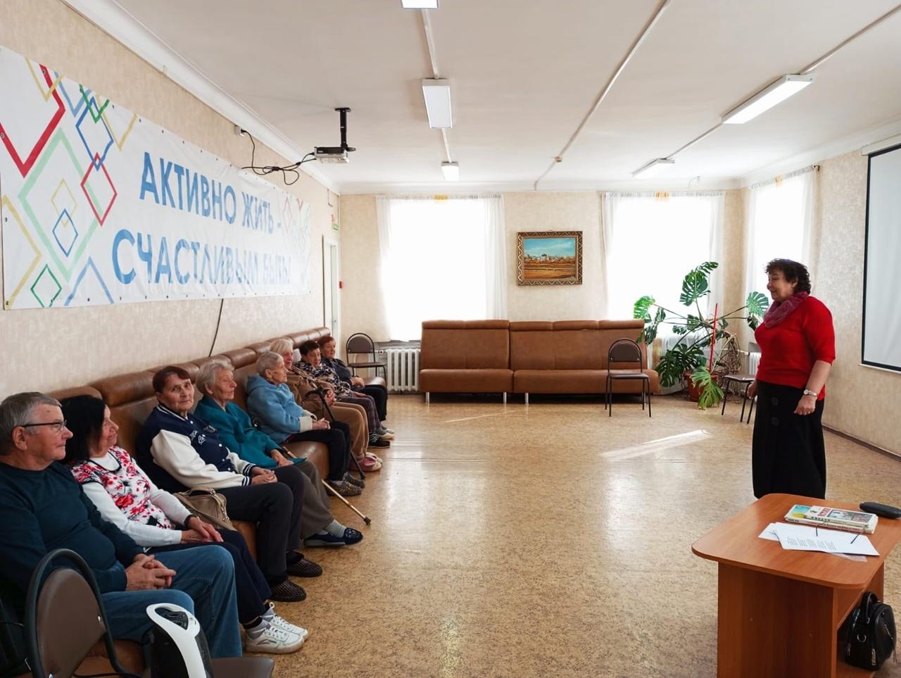 23 сентября помощник настоятеля Щелчкова Т.А. посетила Кировский городской комплексный центр социального обслуживания населения в Нововятске.