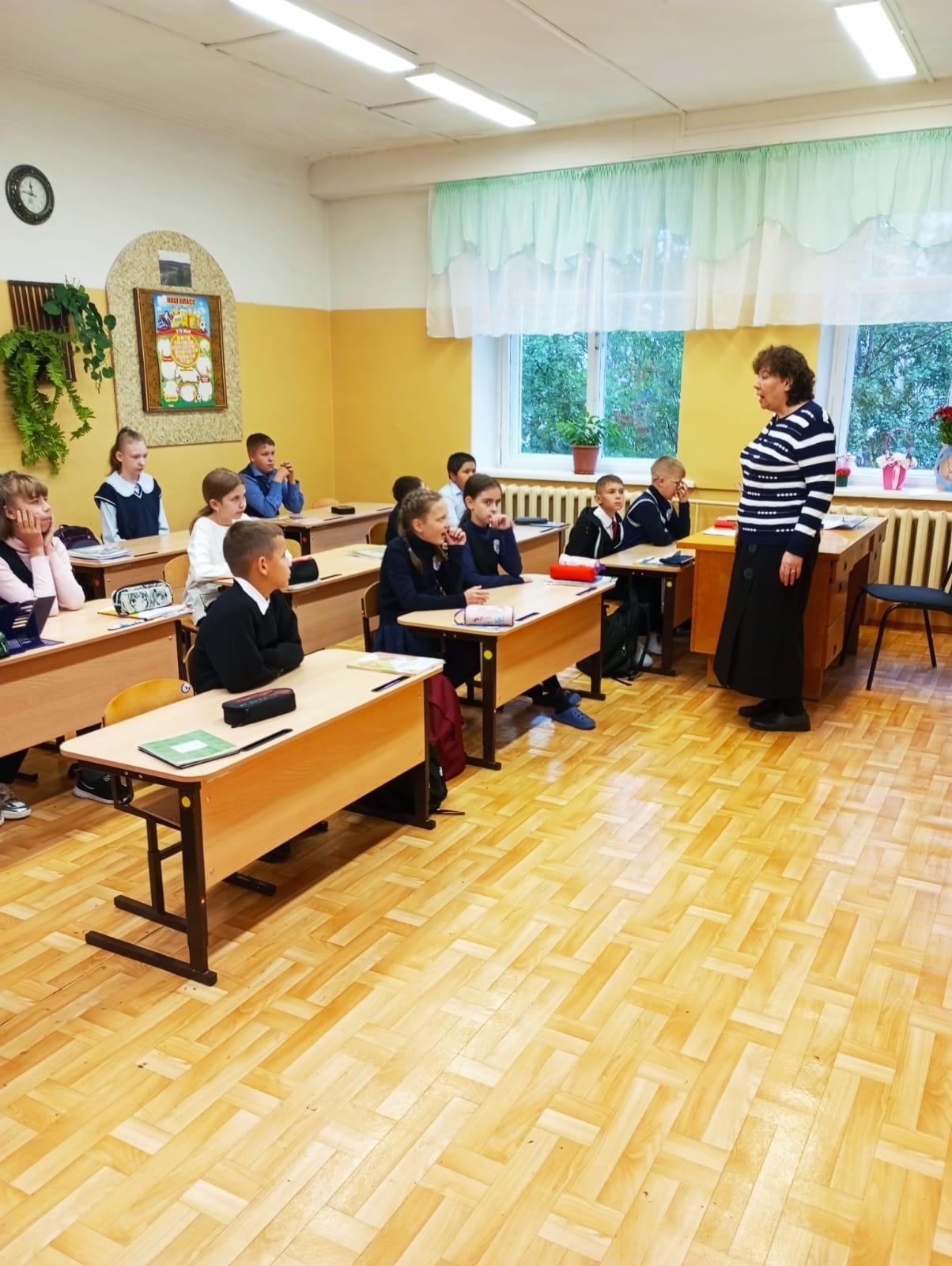 2 сентября помощник настоятеля Щелчкова Т.А. посетила КОГОБУ для детей-сирот Школу интернат ОВЗ №1 Нововятского района г. Кирова.