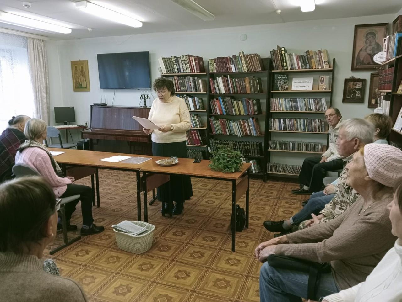 Пом. настоятеля Щелчкова Т.А посетила библиотеку «Благовест».