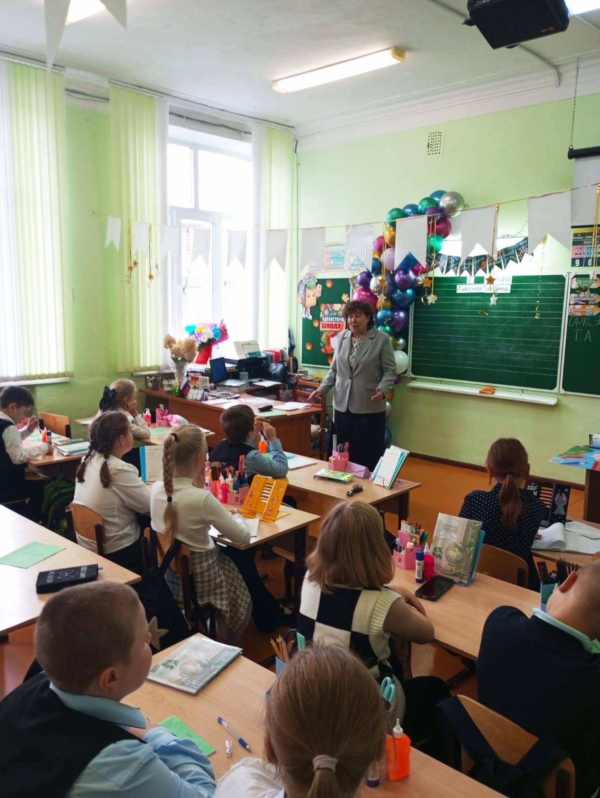 4 сентября помощник настоятеля Щелчкова Т.А. посетила МБОУ «СОШ с УИОП № 61 г. Кирова.