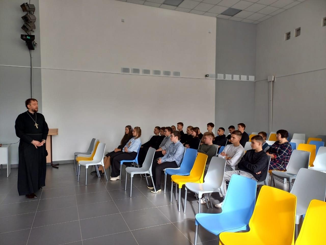 6 октября настоятель храма о. Алексей и пом. настоятеля Щелчкова Т.А. посетили МКОУ СОШ п. Краснооктябрьский Куменского района.