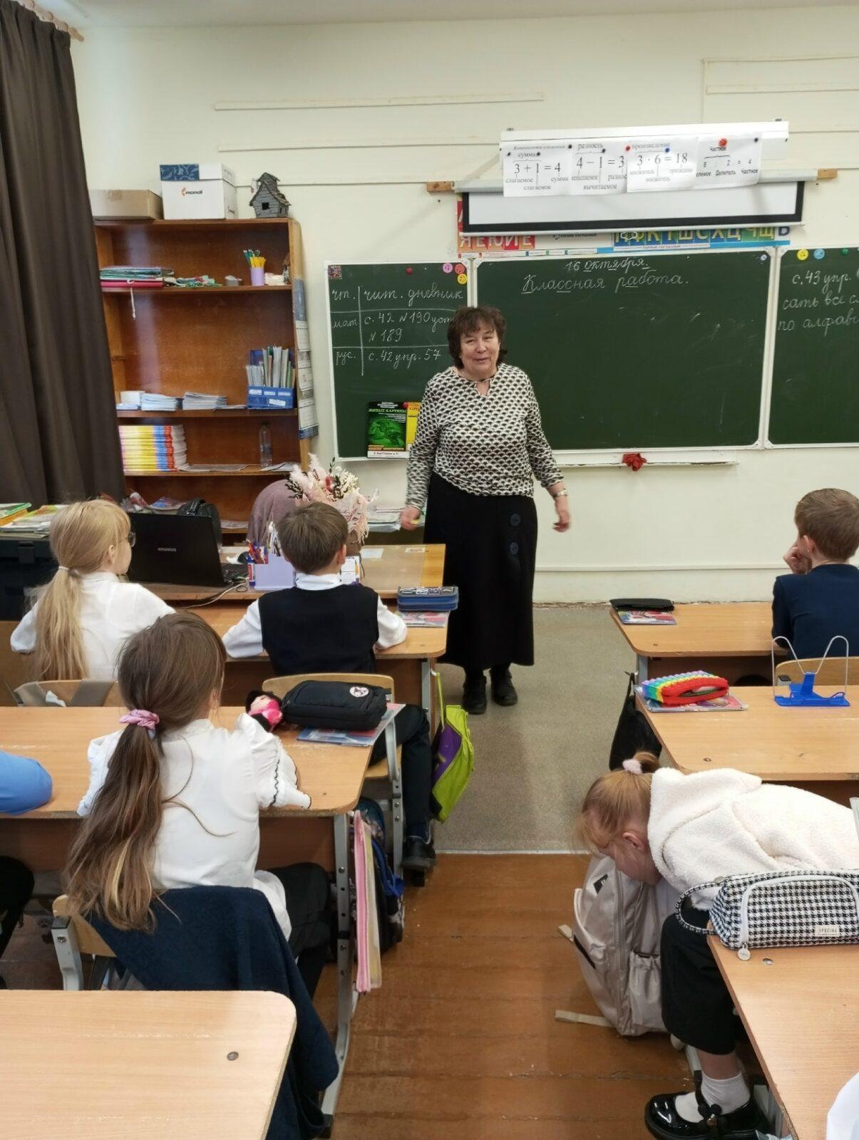 16 октября пом. настоятеля Щелчкова Т.А. посетила МБОУ СОШ с УИОП №65 г. Кирова.