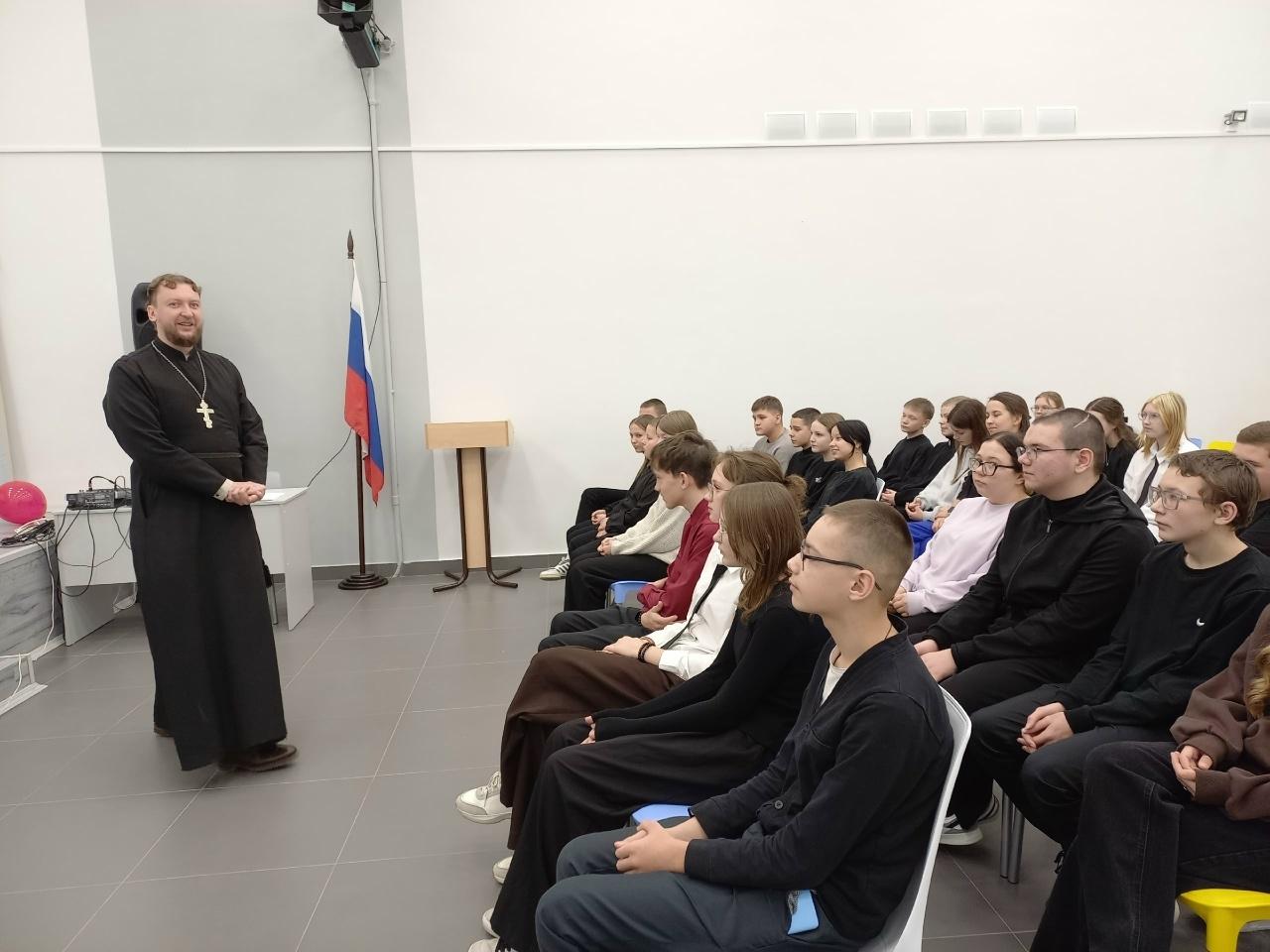 13 ноября настоятель храма о. Алексей и пом. настоятеля Щелчкова Т.А. посетили МКОУ СОШ п. Краснооктябрьский и МКОУ СОШ п. Вичевщина Куменского района.